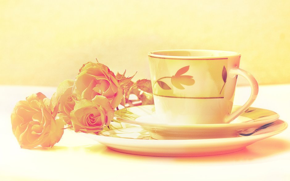 Чай на фоне цветов