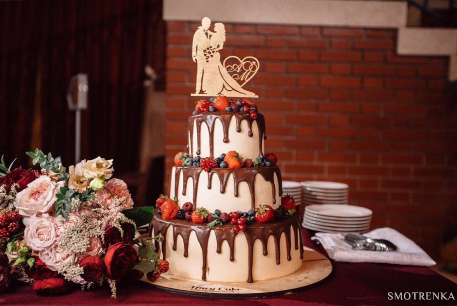 Свадебный торт трехъярусный необычный