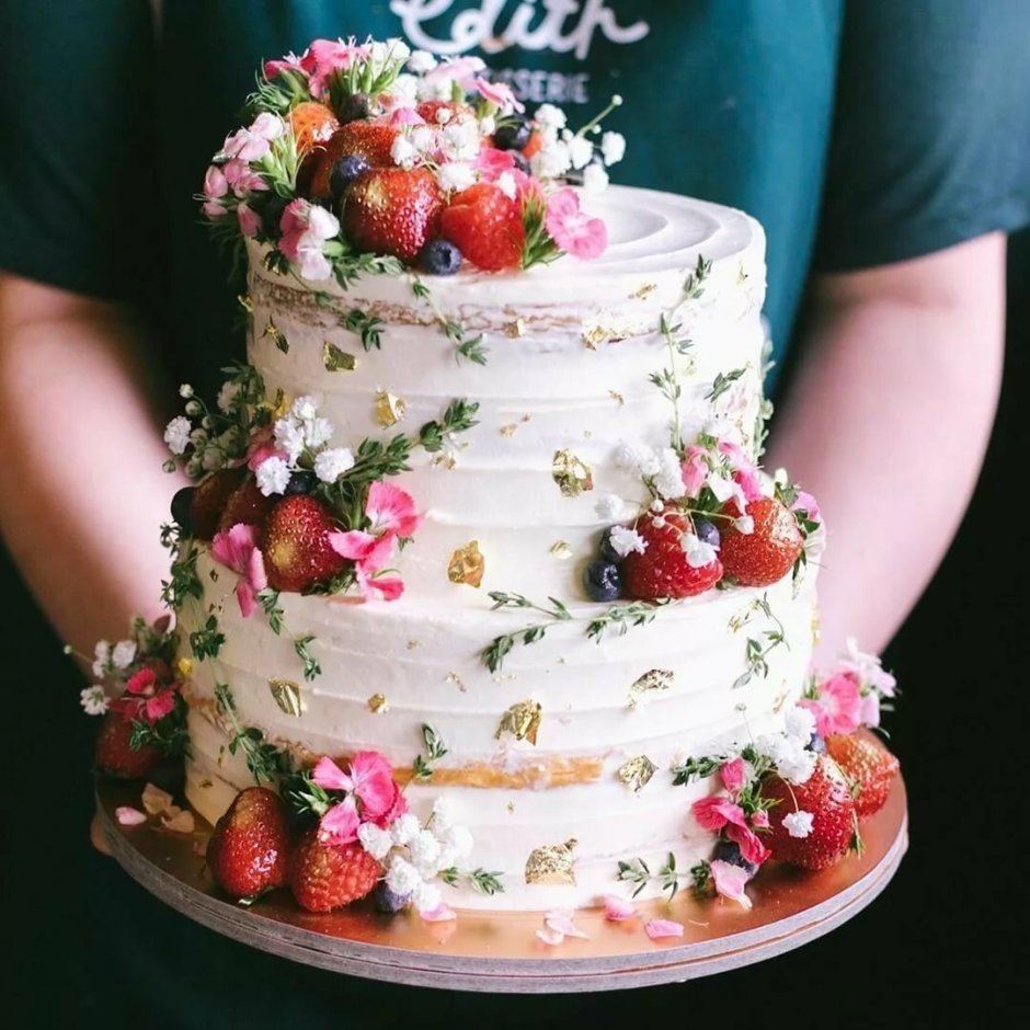 Свадебный торт с фруктами и ягодами