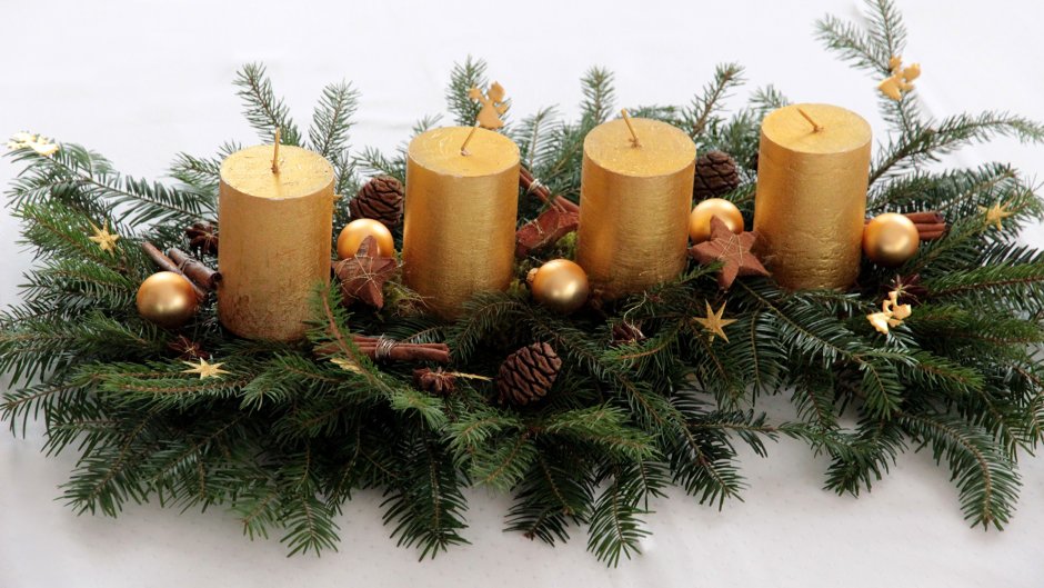 Новогодний декор со свечами и еловыми ветками