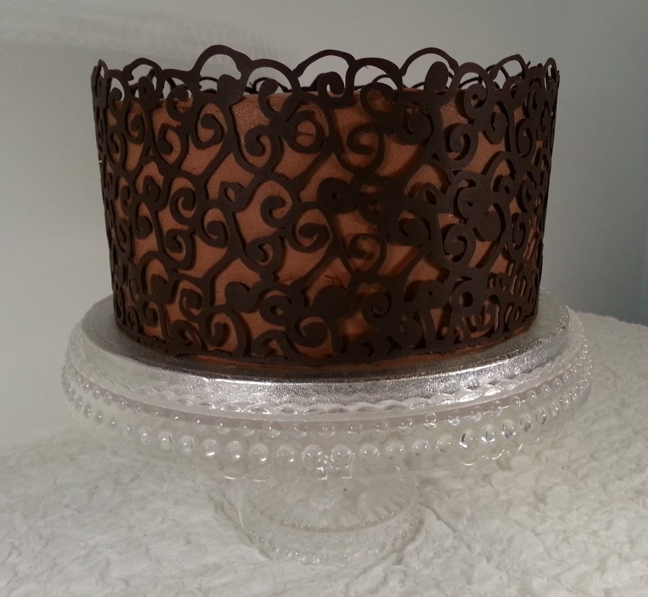 Украшение торта шоколадным кружевом