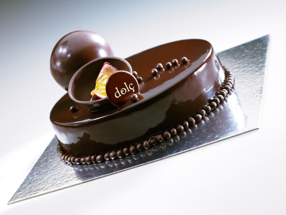 Украшение торта шоколадными полусферами