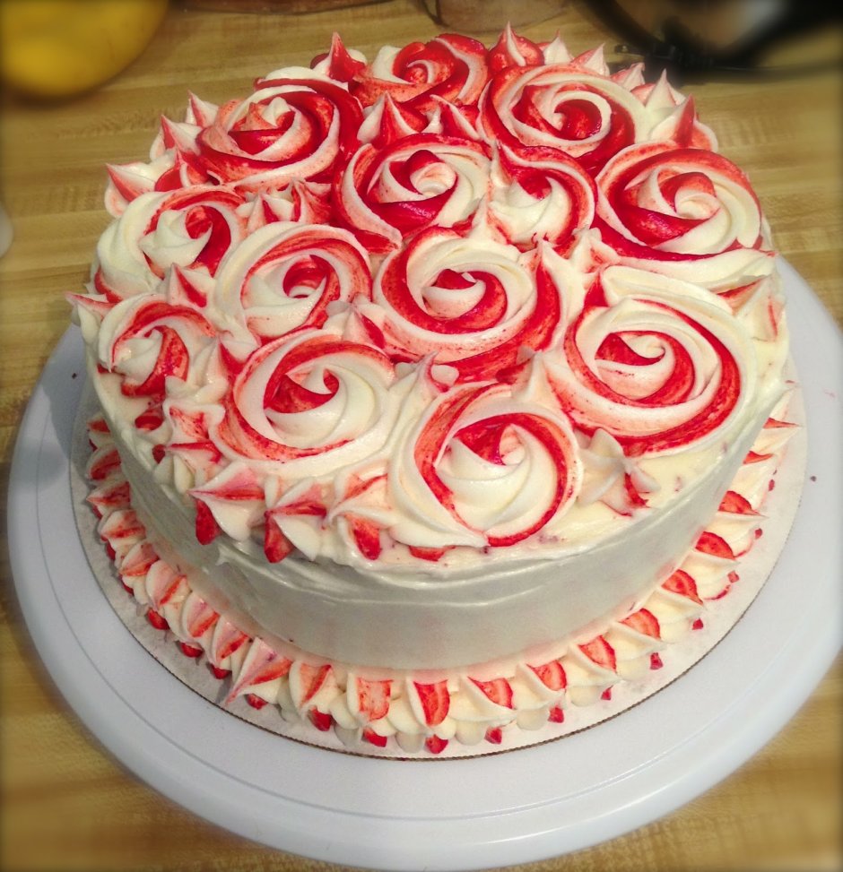 Украшение торта красным кремом
