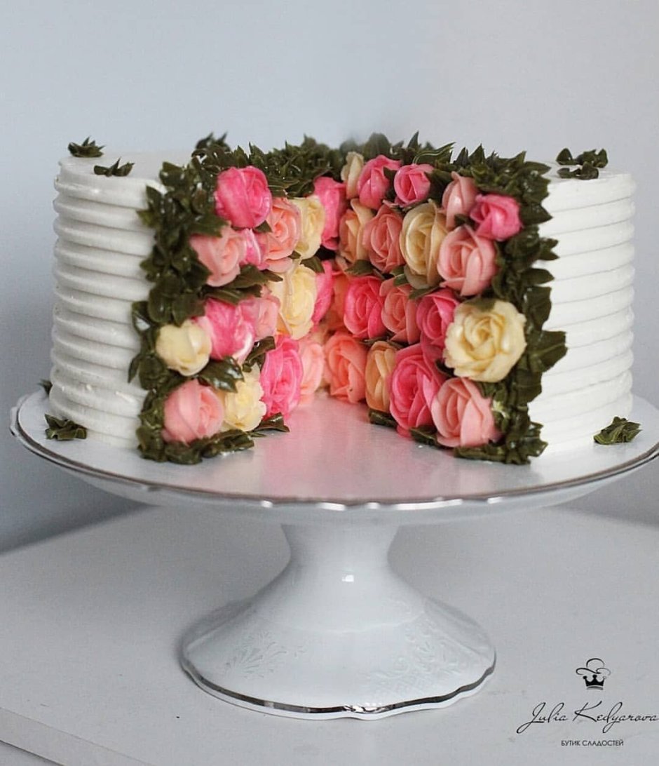 Торт с персиковыми и розовыми цветами