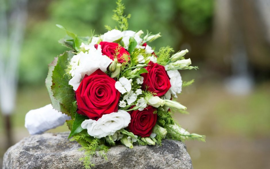 Букет невесты с красными розами
