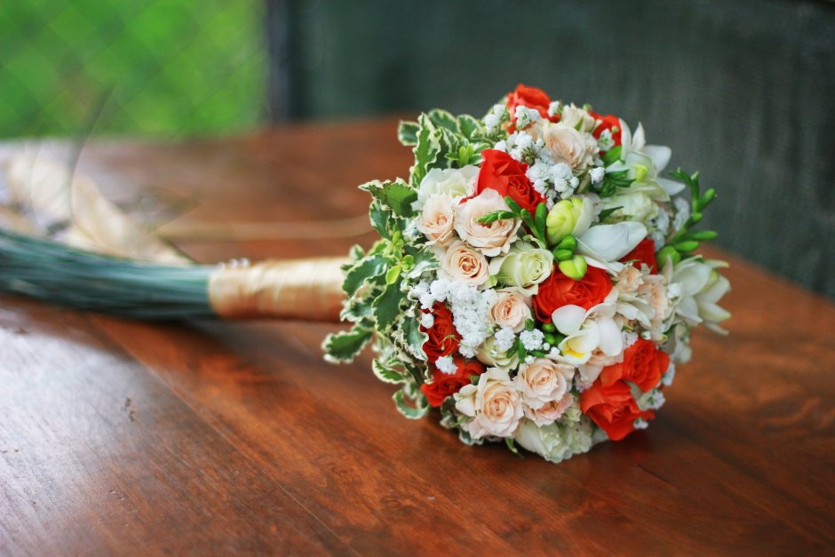 Свадебный букет невесты красный с белым