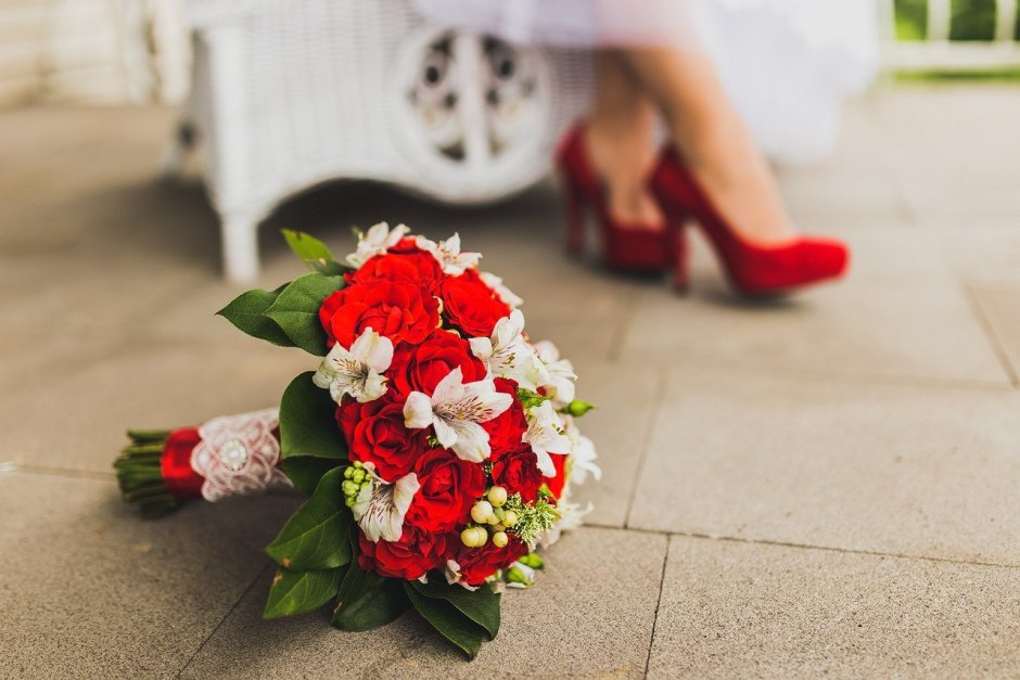 Свадебный букет красные и белые розы