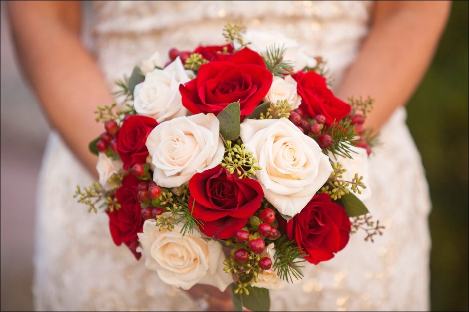 Свадебный букет белая альстромерия и красные розы