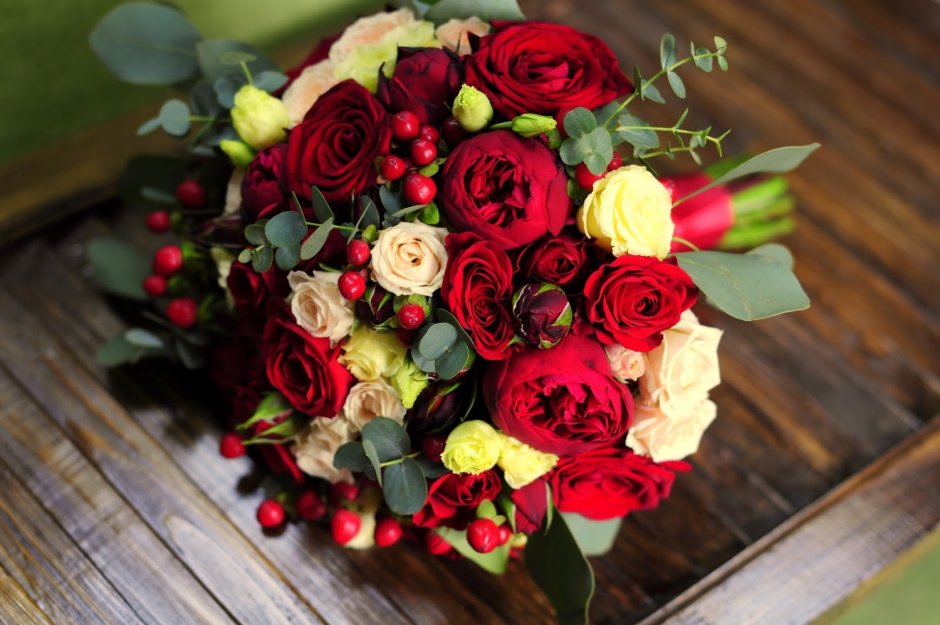Свадебный моно букет из красных роз