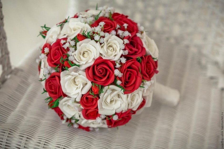 Свадебный букет невесты красный с белым