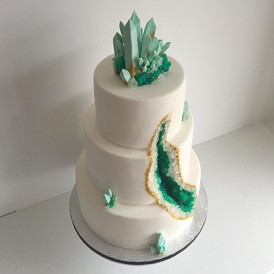 Торт с зелеными кристаллами