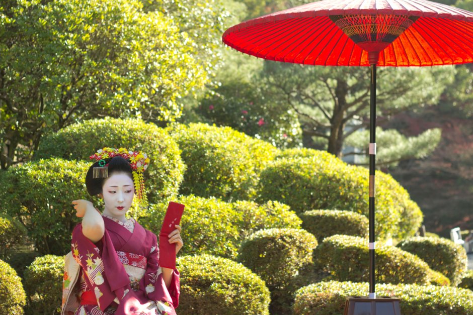Гейша в японском саду