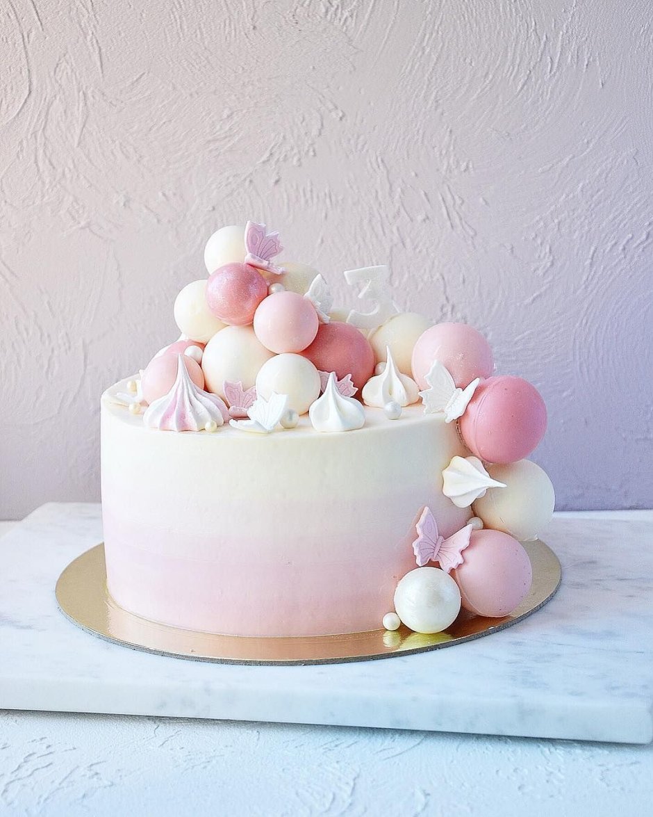 Розовый торт с шоколадными шариками
