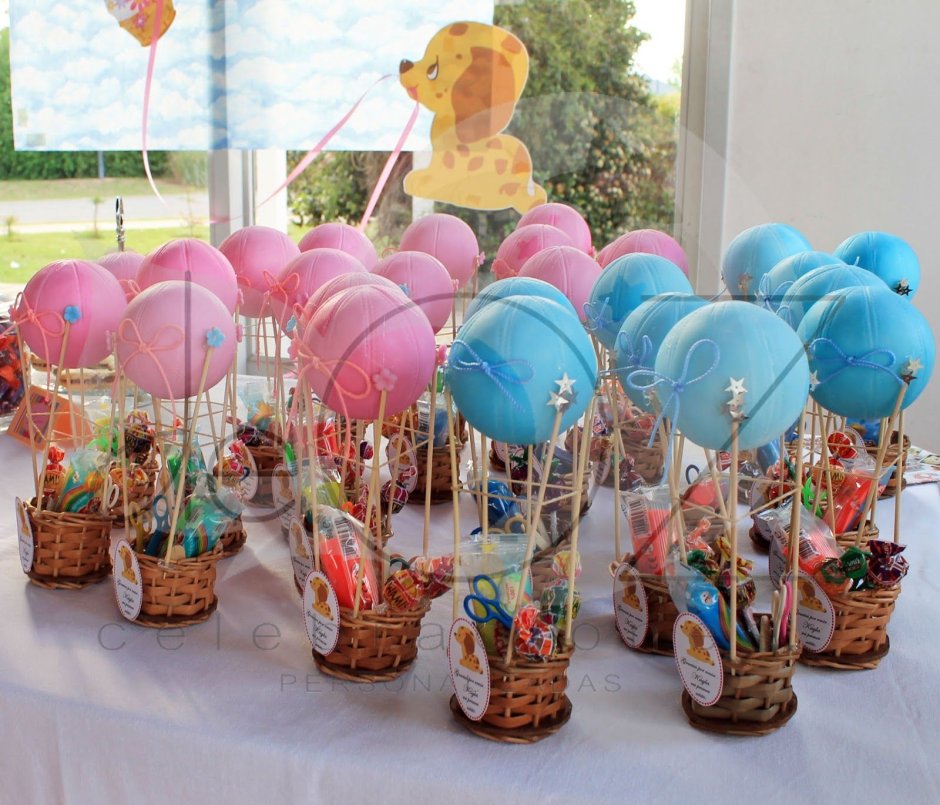 Воздушный шар со сладостями
