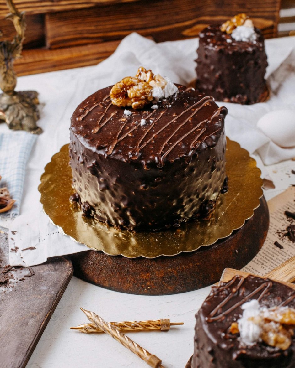 Шоколадный торт с грецкими орехами