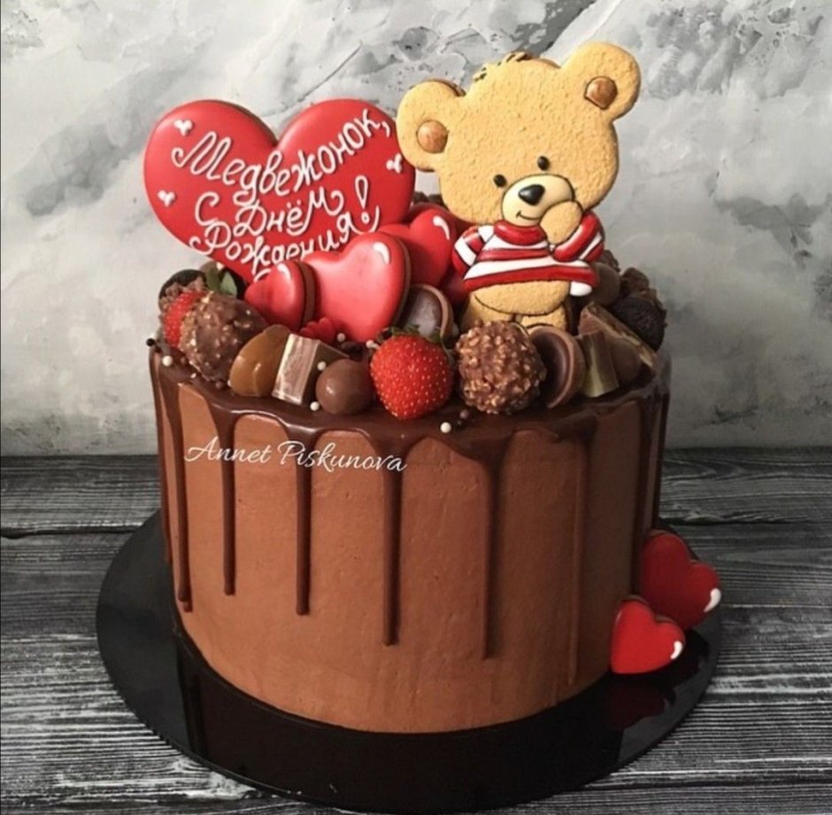 Торт с шоколадным декором и пряниками