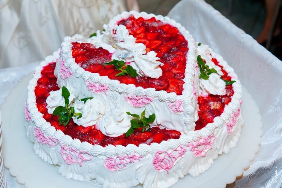 Свадебный торт сердце кремовый
