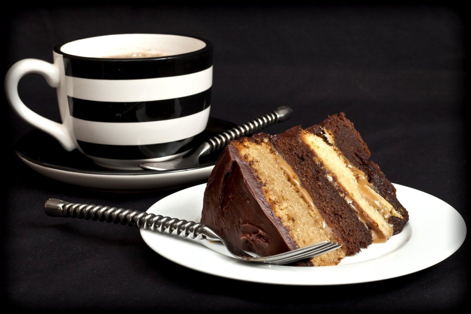 Кусок торта и кофе