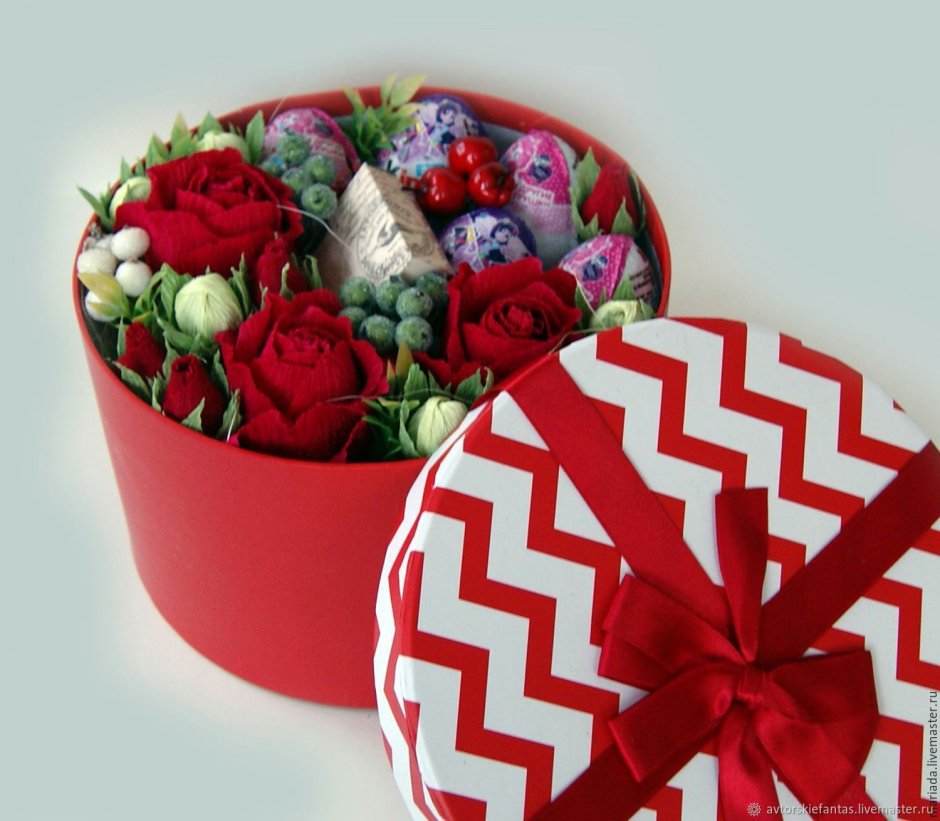 Подарок цветы и конфеты в коробке
