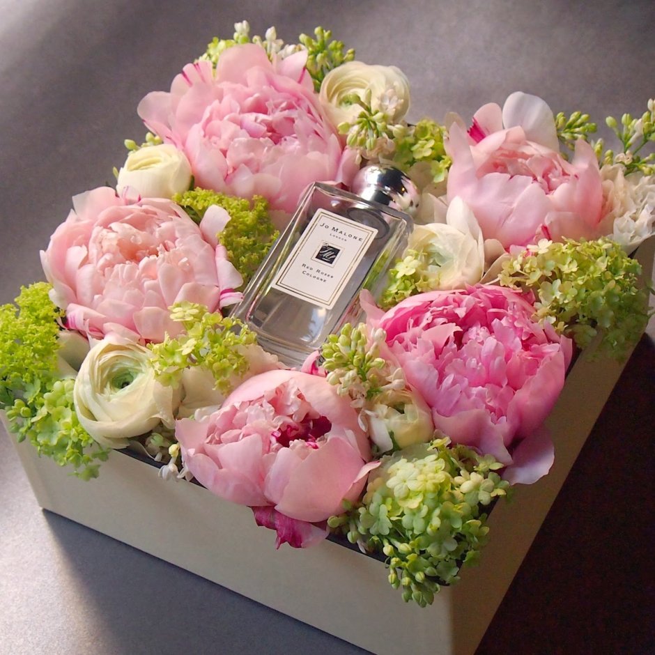 Подарочная коробка с цветами
