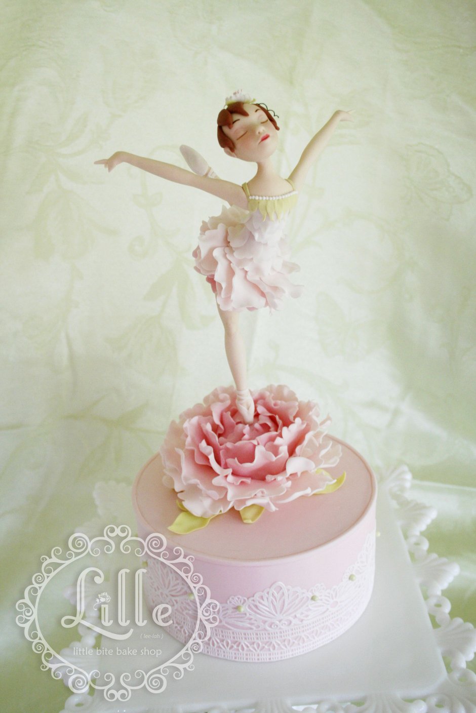 Красивая фигурка балерина на торте