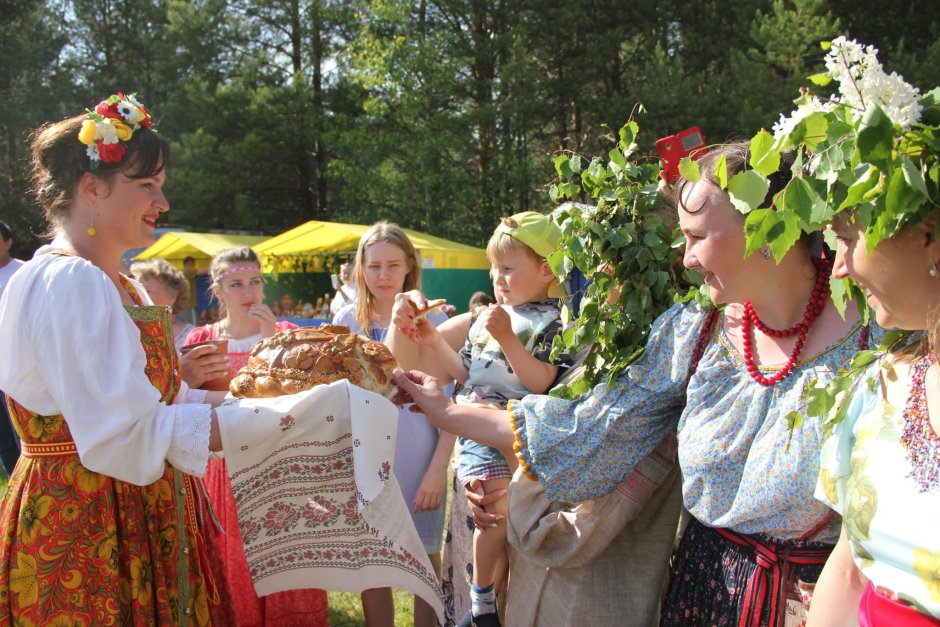 Русские народные танцы на природе