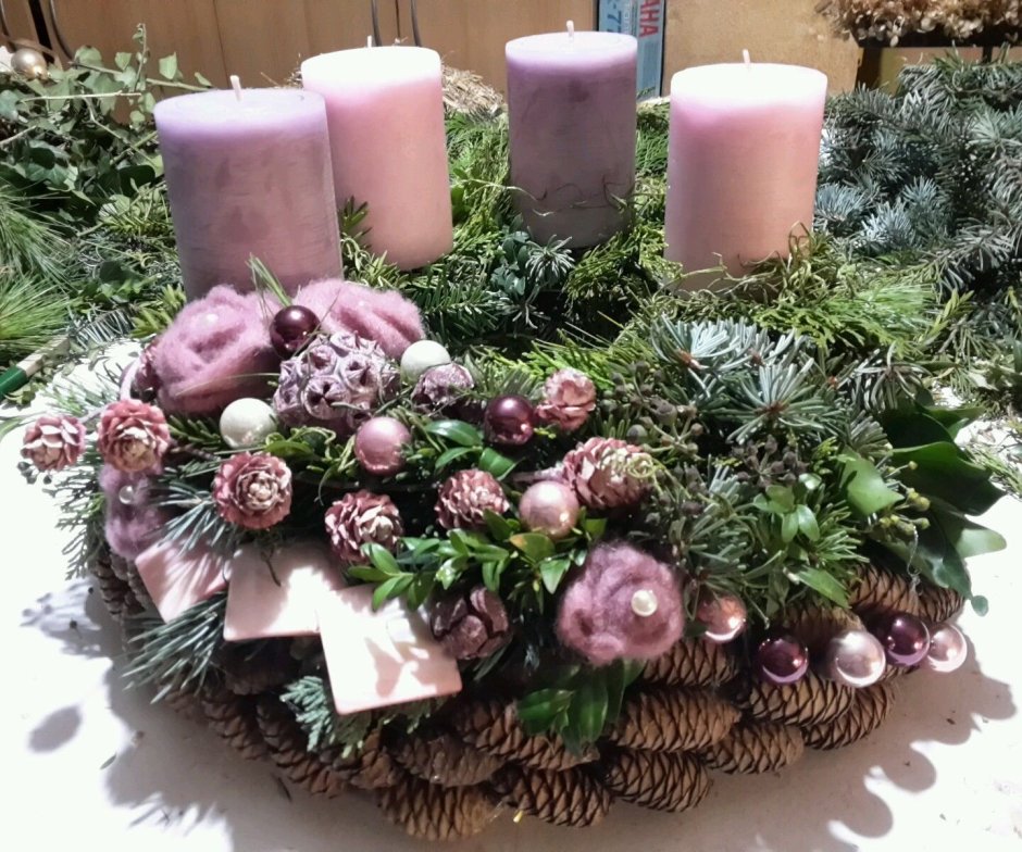 Рождественские венки со свечами розовыми