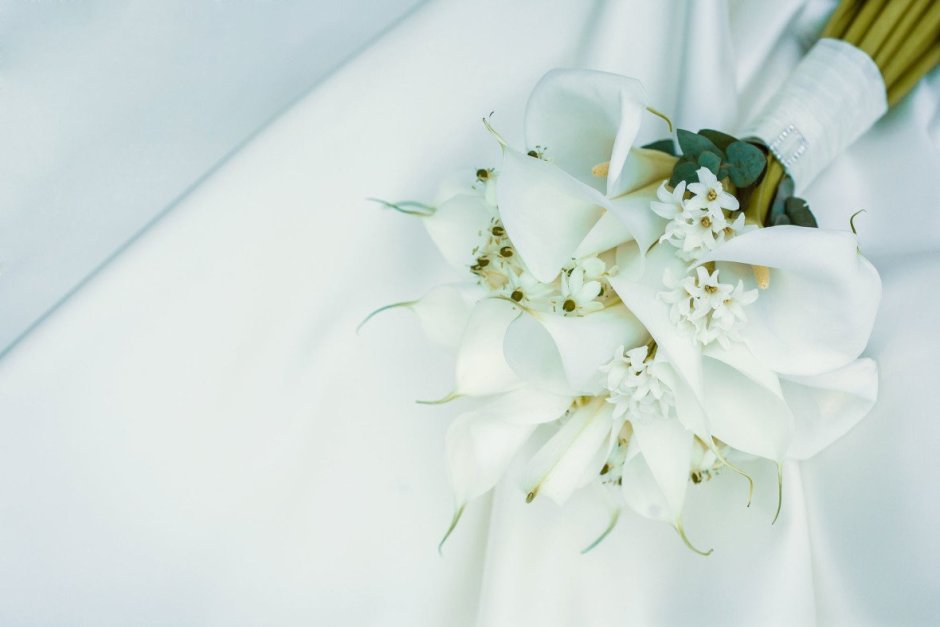 Лилии свадебный букет белые на рабочий стол телефона