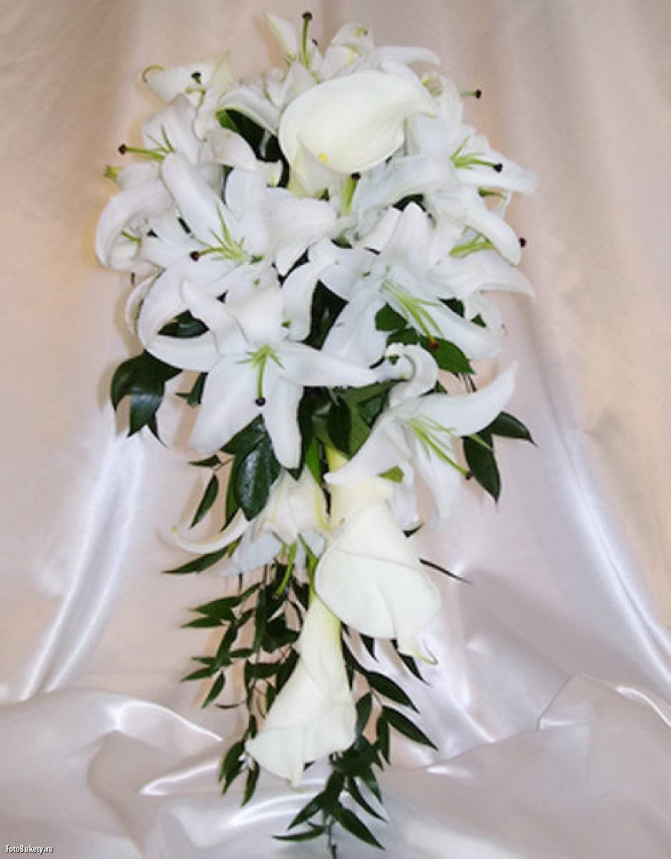 Свадебный букет лилии и гипсофилы