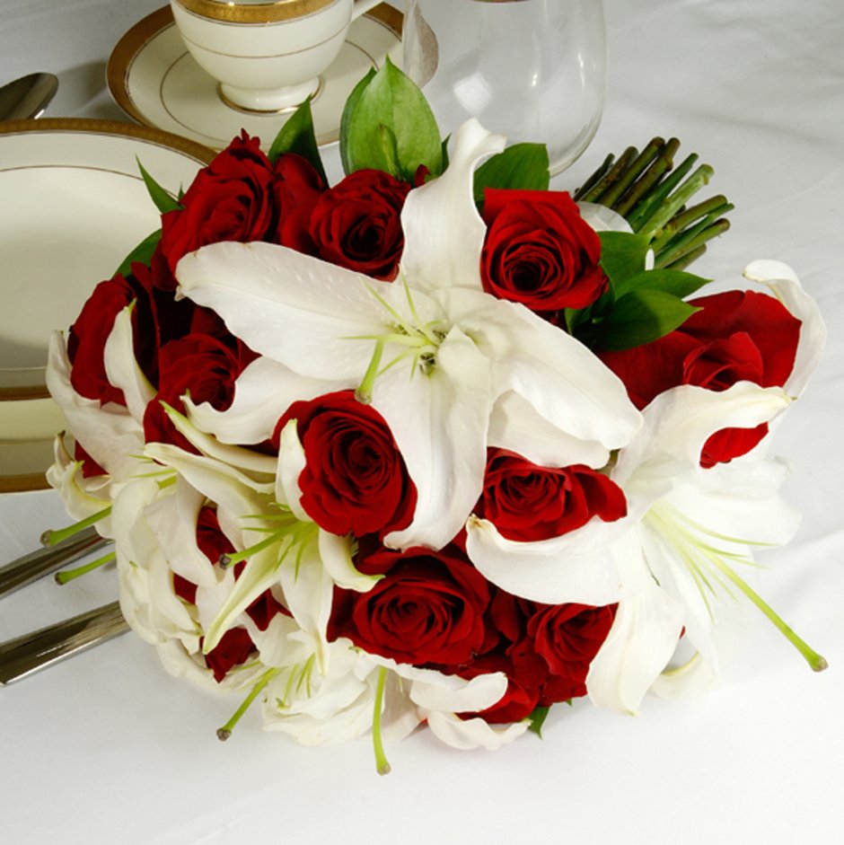 Свадебный букет с красными лилиями
