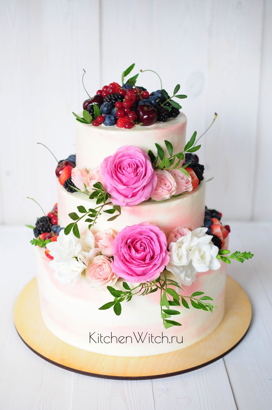 Свадебный торт трехъярусный с ягодами