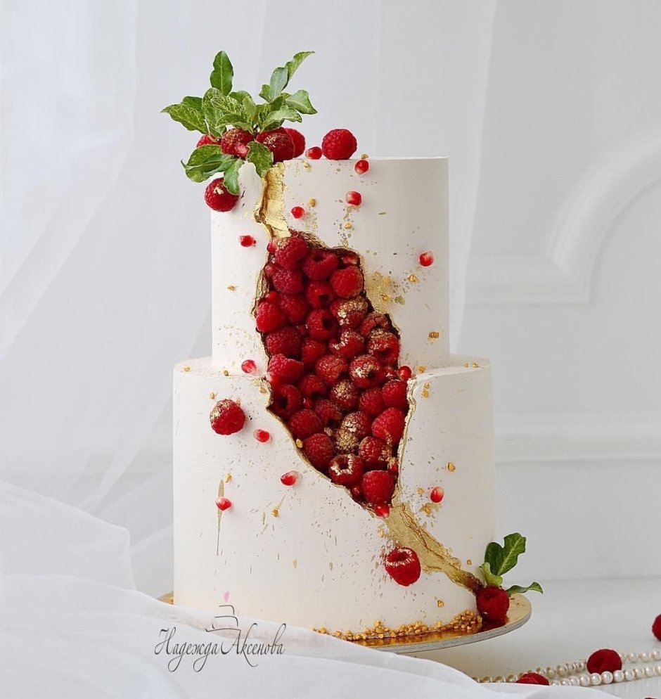 Декор торта с ягодами и вазой