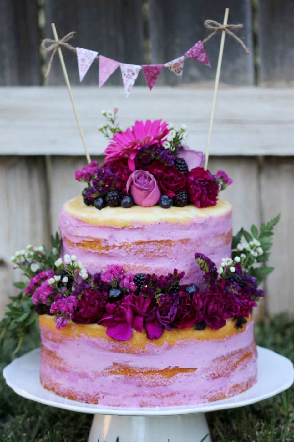 Фиолетовый торт с цветами живыми