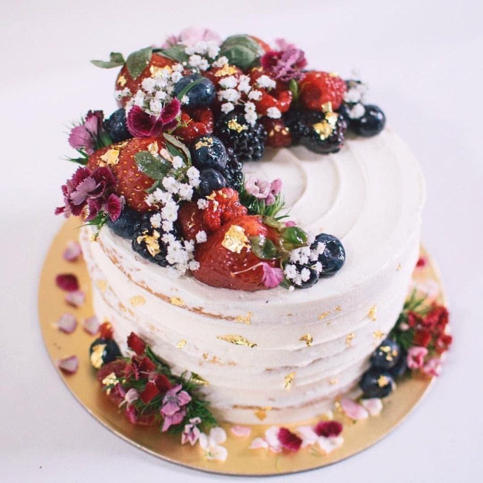Торт с гипсофилой и ягодами