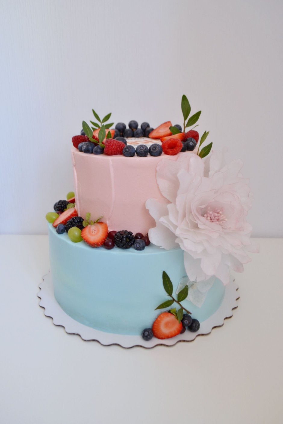 Двухъярусный торт с ягодами и цветами