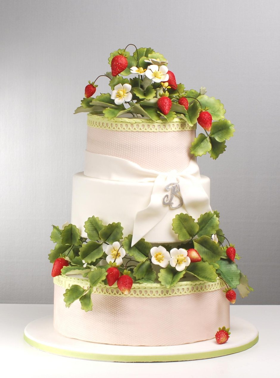 Свадебный торт двухъярусный с ягодами и цветами