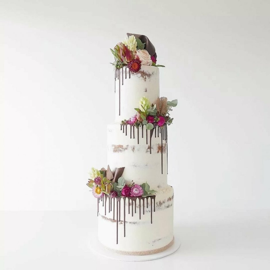 Свадебный торт двухъярусный с сухоцветами