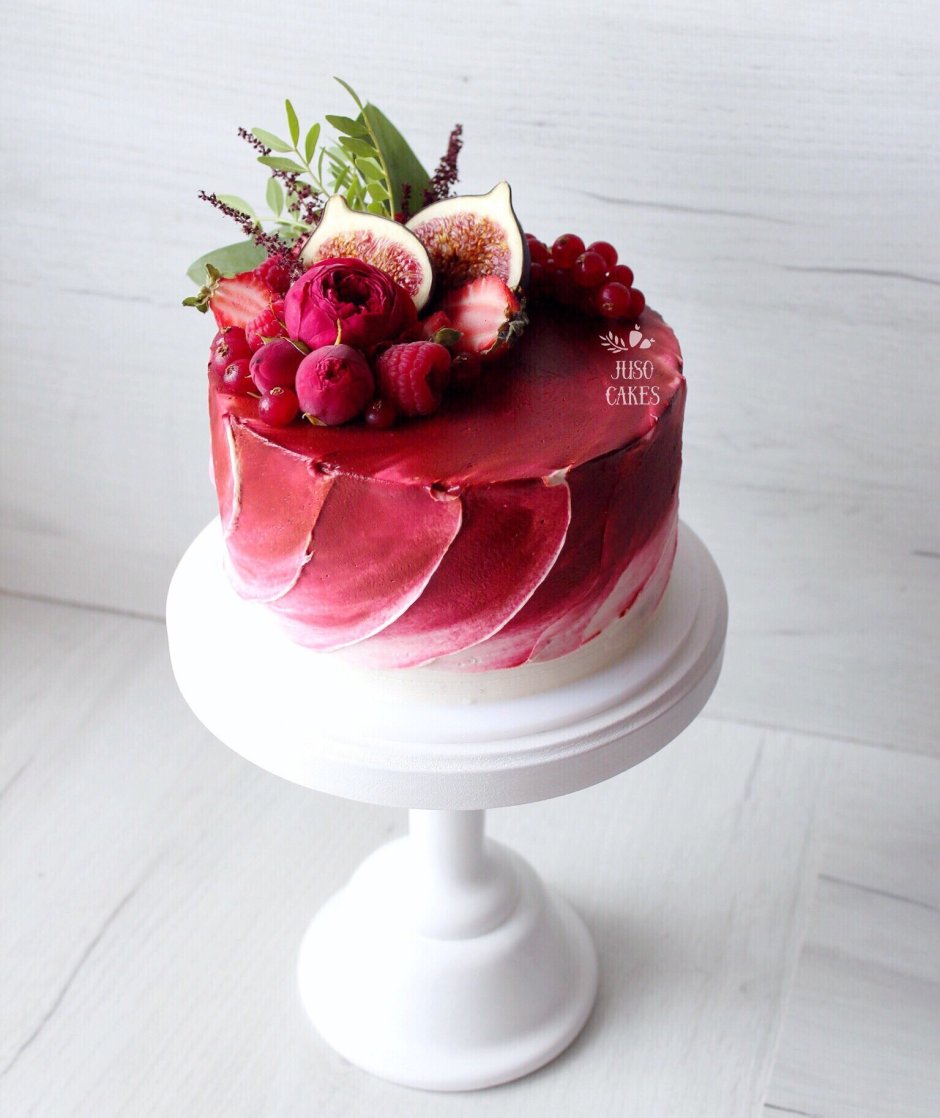 Торт с живыми цветами и клубникой