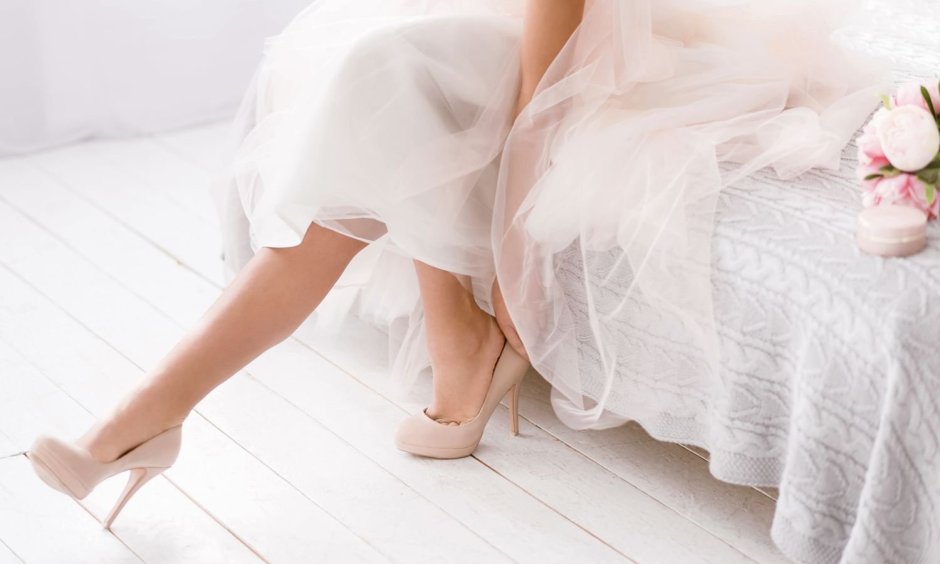 Женские ноги на свадьбе