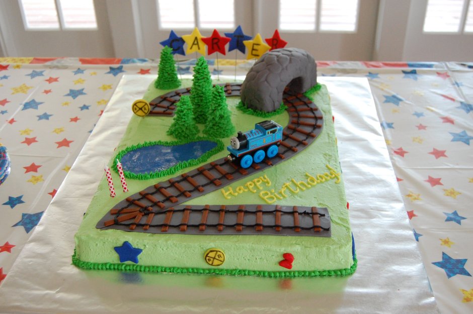 Торт в виде поезда