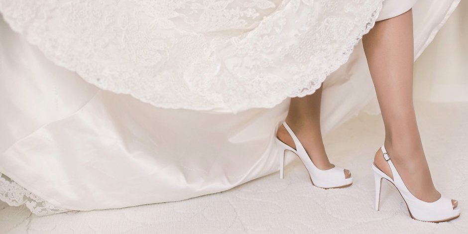 Невеста в бежевых туфлях