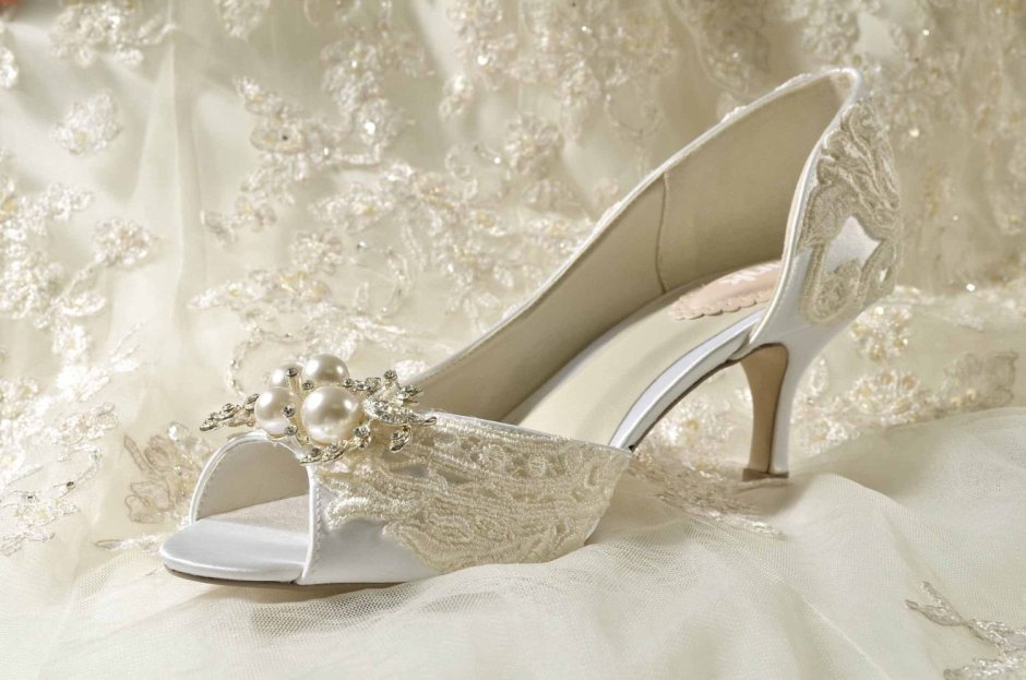Свадебное платье с бежевыми туфлями