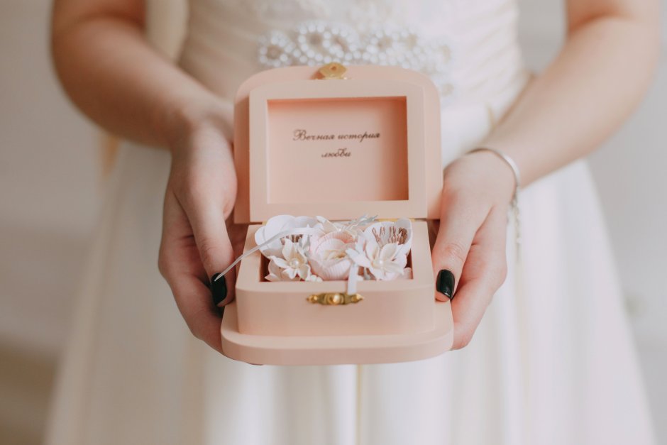 Шкатулку для колец на свадьбу в персиковом цвете