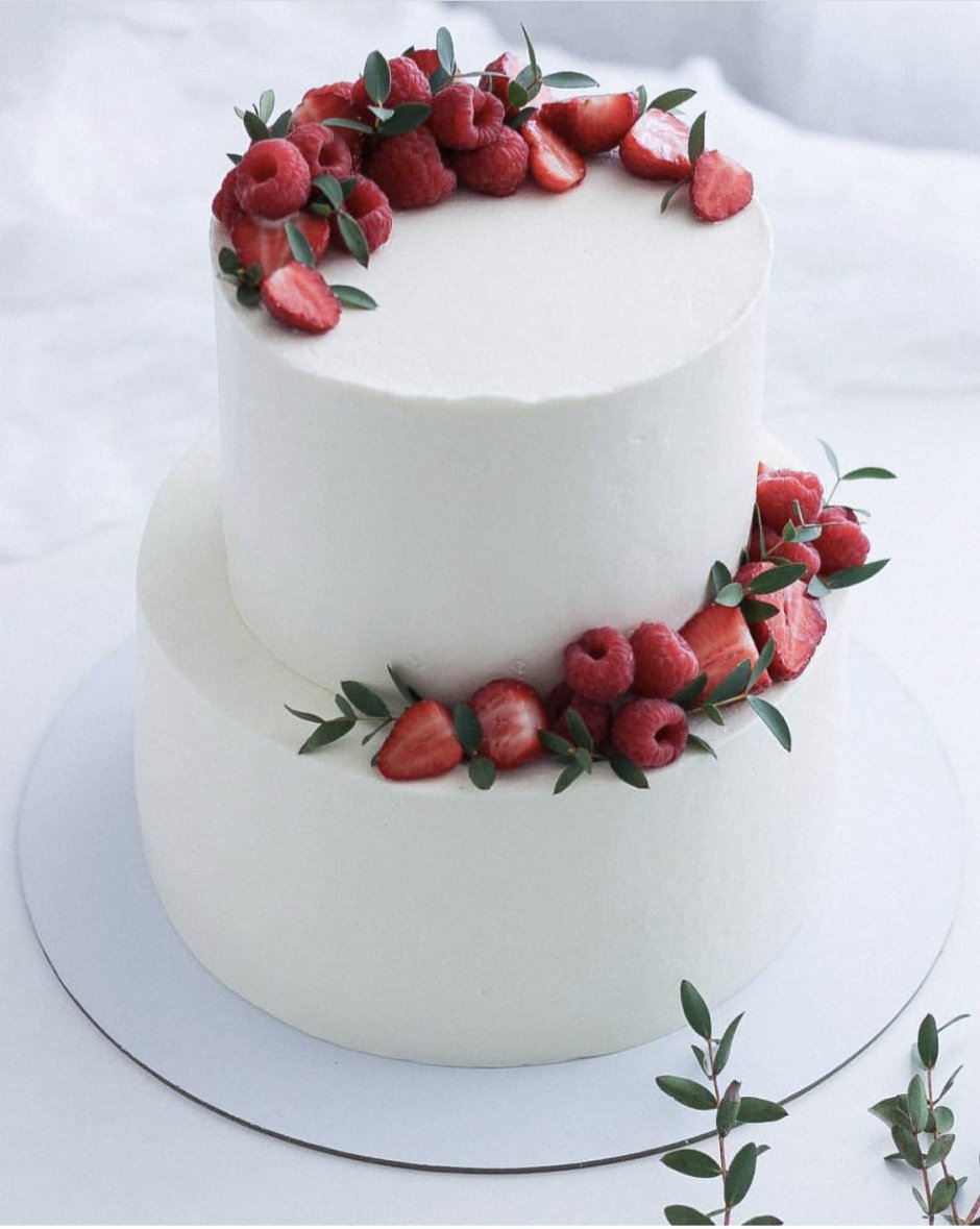 Свадебный торт с малиной