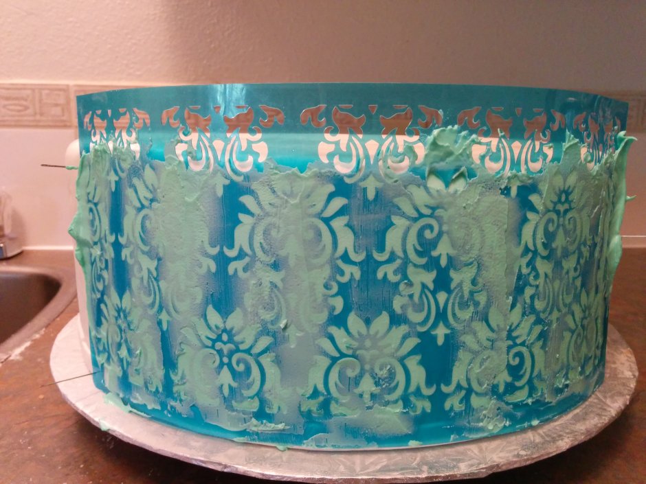 Украсить торт трафаретом бока