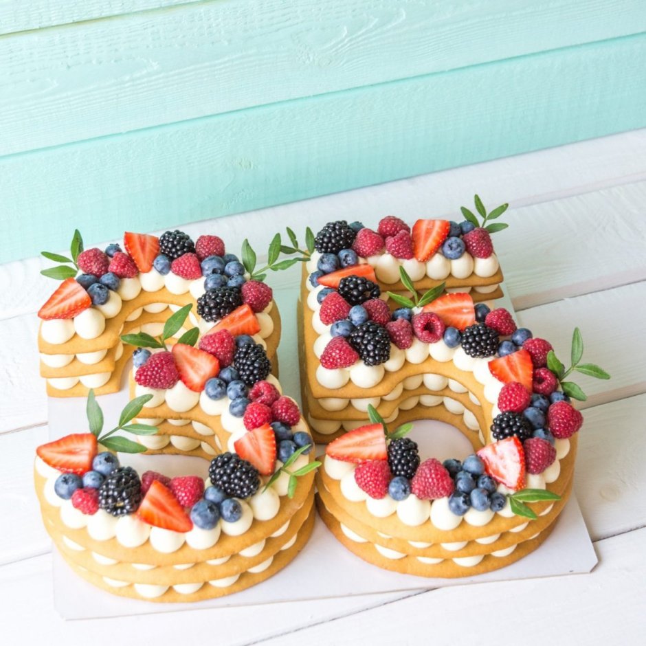 Торт цифра с ягодами