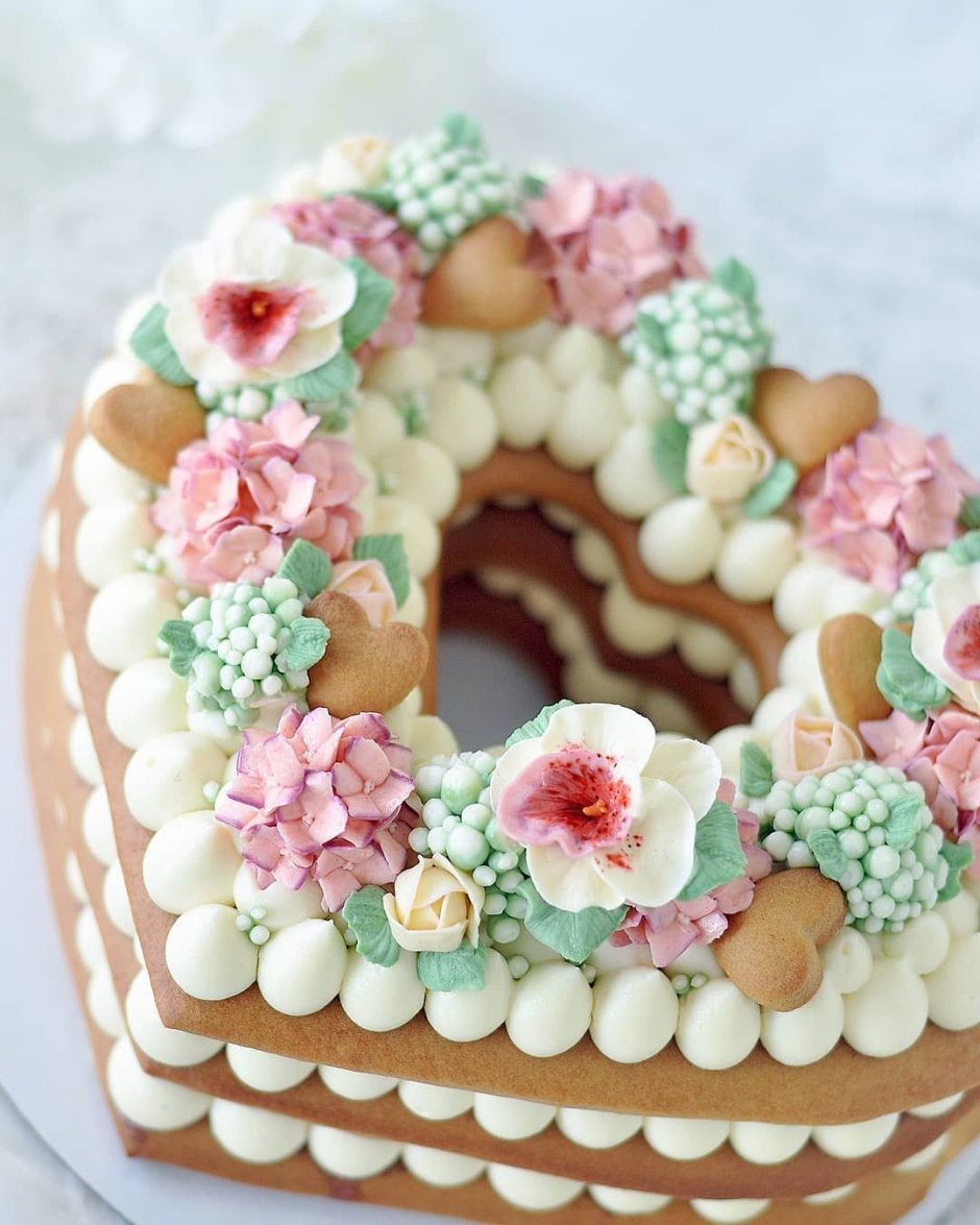 Торт цифра с цветами из крема