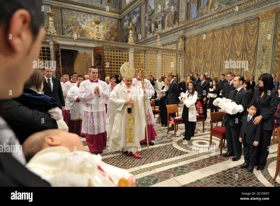 Папа Римский крестит детей