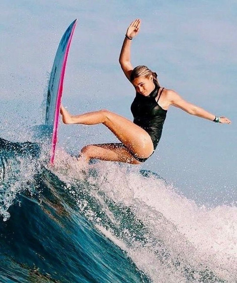 Девушка с серфингом в прыжке