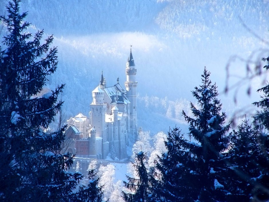 Сказочный замок Нойшванштайн зимой